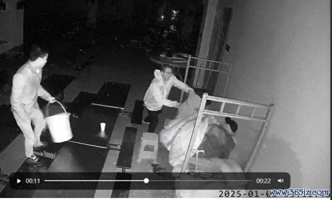 中学责任主谈主员深夜向老东谈主泼水